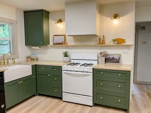 Coffee/tea maker, fridge, microwave, oven - Designer Luxury 3 BR home - near Irving convention, by Dfw airport (Irving)