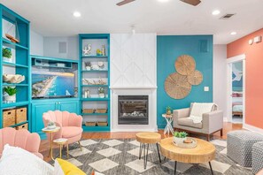 Smart TV, chimenea, videojuegos y oficina 