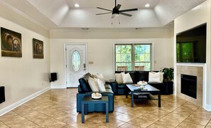 Smart TV, biblioteca musical y estéreo