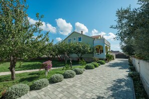 Property grounds - Holiday house Antonia with pool (Galovac)