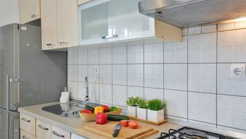 Kühlschrank, Mikrowelle, Ofen, Geschirrspüler
