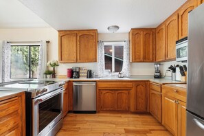 Réfrigérateur, four à micro-ondes, un four, surface de cuisson