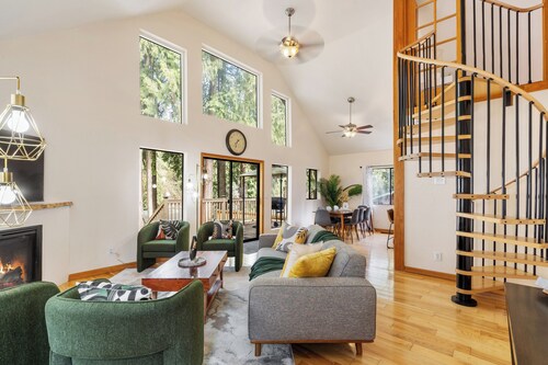 Riverfront w/Cedar Hot tub, Sauna, Movie Theatre
