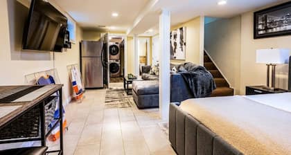 Luxury Studio Suite. Walking distance to UBS Arena