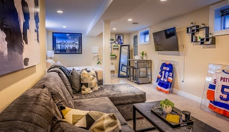 Smart TV. Luxury Studio Suite. Walking distance to UBS Arena