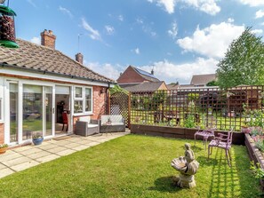 Terrace/patio - Super location to explore all the delights of Norfolk and Suffolk. (Loddon)