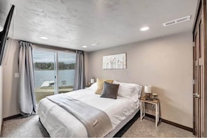 4 bedrooms, iron/ironing board, free WiFi, bed sheets - Highlights:<br>Private beach just steps from your door<br>Includes kayaks for exploring the lake<br>Great fishing right off the shoreline or dock<br>Bring your boat and enjoy full boating access<br>Cozy indoor fireplace for cool evenings<br>4 spaciou (Pound)