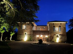 Vista frontal de la propiedad