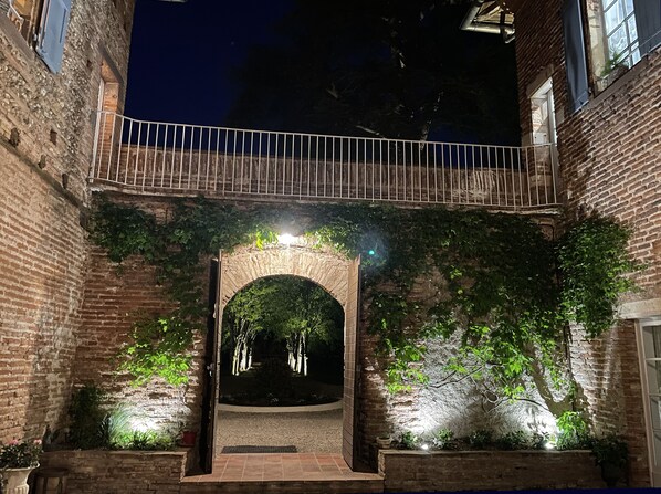 Vista frontal de la propiedad