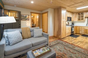 Een televisie en een open haard