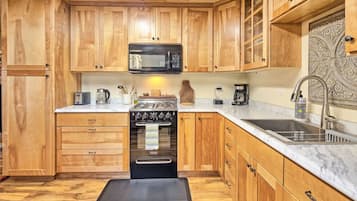 Een koelkast, een magnetron, een oven, een kookplaat