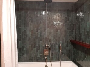 Combined shower/tub, hair dryer - Trillium Bungalow in Arcata (Arcata)