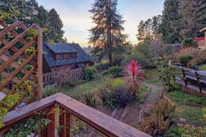 Property grounds - Trillium Bungalow in Arcata (Arcata)