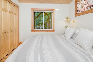 1 bedroom, iron/ironing board, WiFi, bed sheets - Trillium Bungalow in Arcata (Arcata)