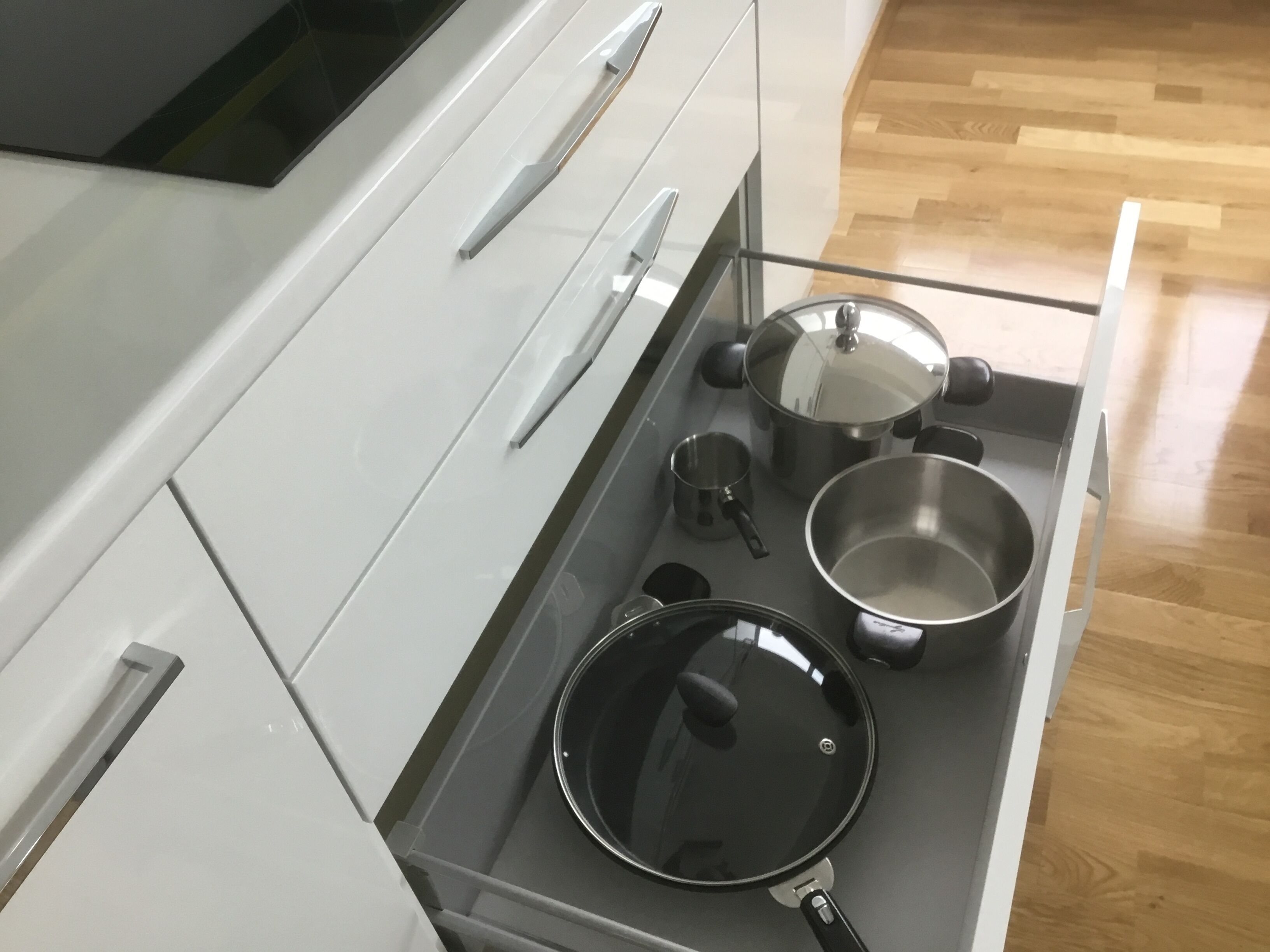 Fridge, oven, stovetop, coffee/tea maker