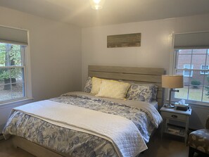 4 bedrooms, desk, iron/ironing board, free WiFi - Serenity on the Pond (Onley)