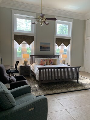 6 bedrooms, desk, iron/ironing board, travel crib