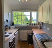 Apartamento | Cozinha privada | Geladeira, micro-ondas, fogão, cooktop