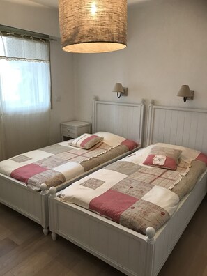 2 bedrooms, iron/ironing board, WiFi, bed sheets