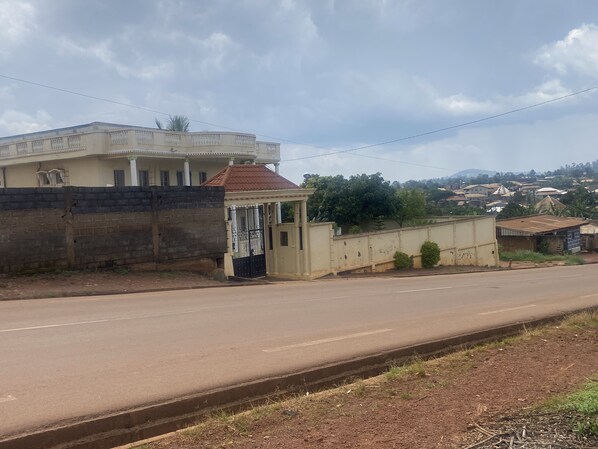 Front of property -  Manoir Des Innoncents (Bafoussam)