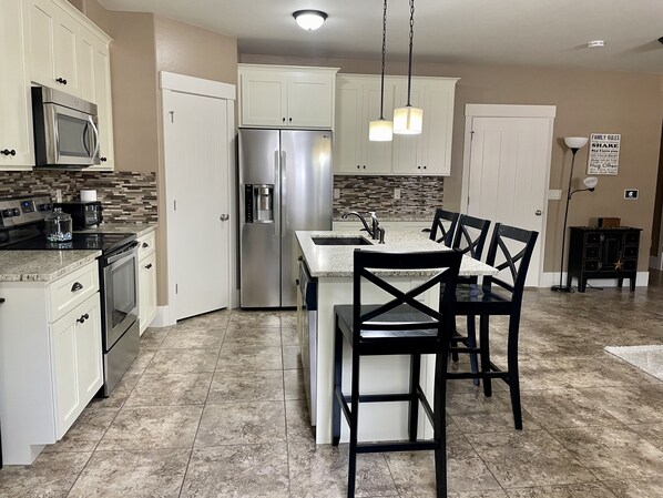 Fridge, microwave, oven, stovetop - Welcome to The Honey Hive! Spacious, clean, private 2 bedroom basement apartment (American Fork)