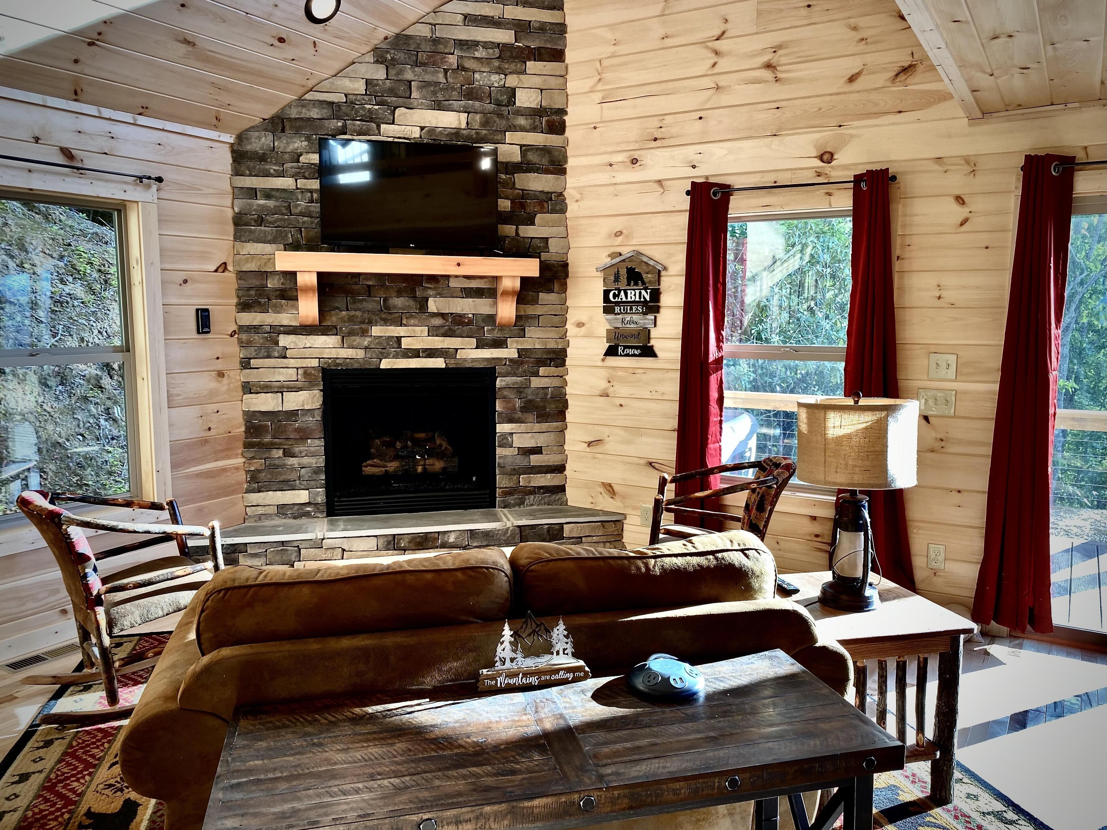 Smart TV, chimenea y monitor de computadora 