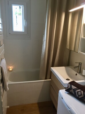 Baignoire, serviettes fournies, papier toilette