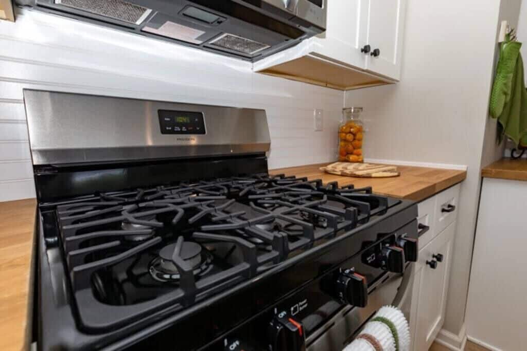 Køleskab, mikrobølgeovn, ovn, kogeplade