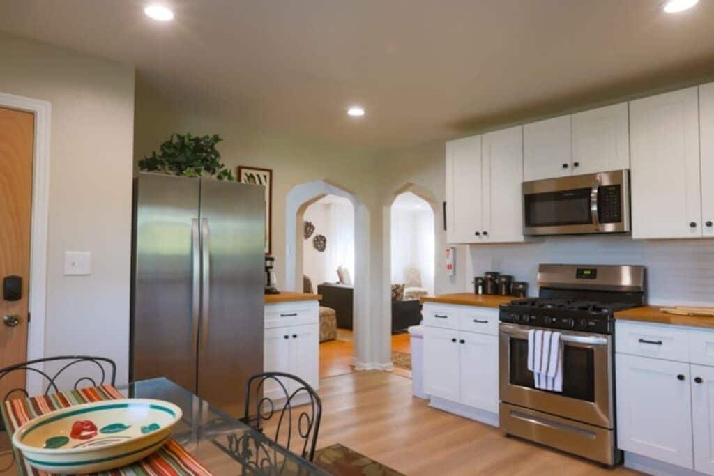 Køleskab, mikrobølgeovn, ovn, kogeplade