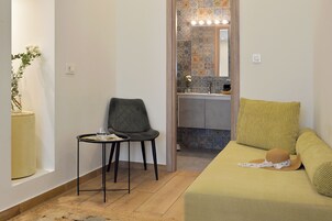 디럭스 트리플룸 | 미니바, 객실 내 금고, 책상, 노트북 작업 공간