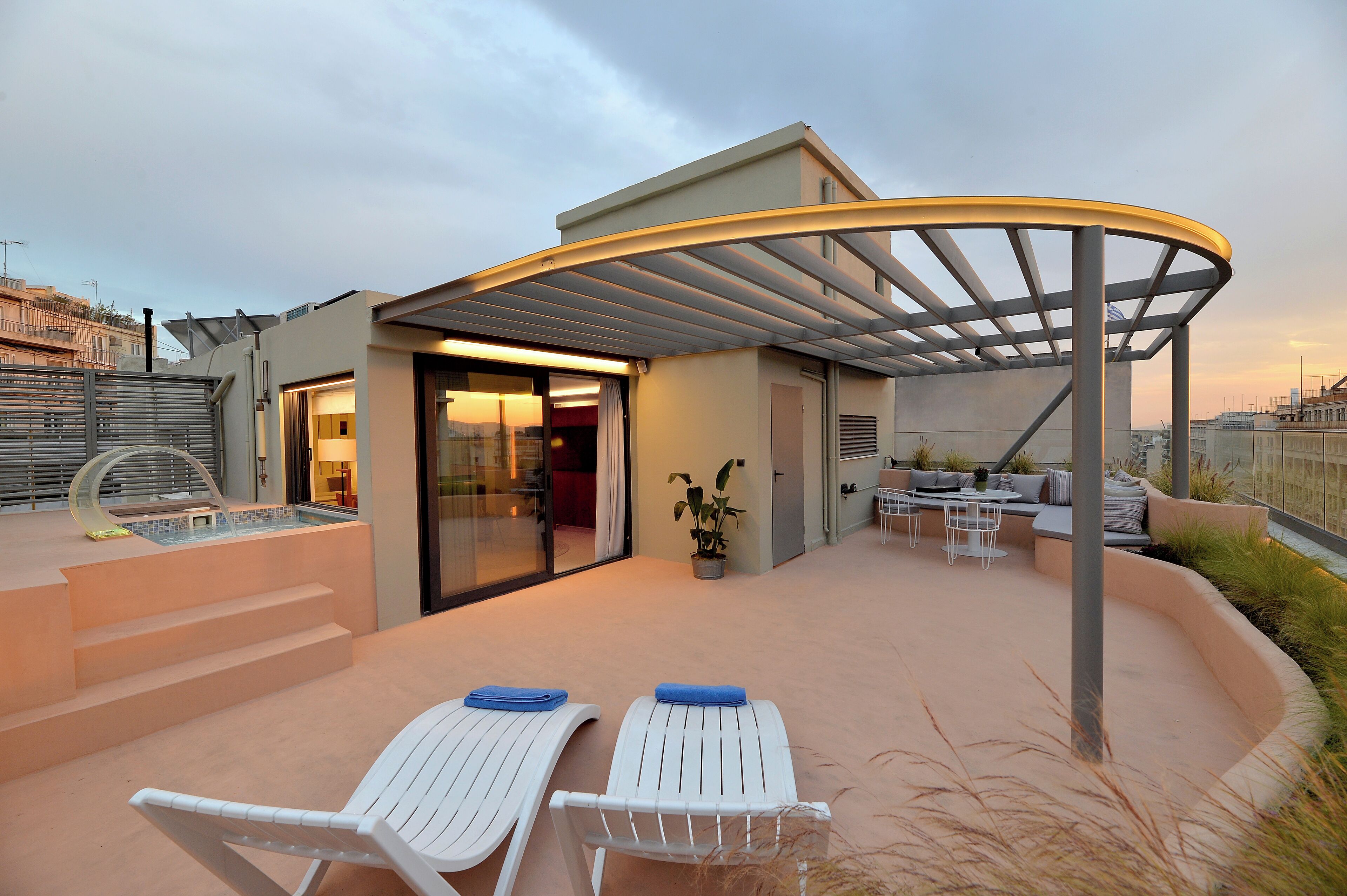 Luxus lakosztály | Minibár, széf a szobában és íróasztal