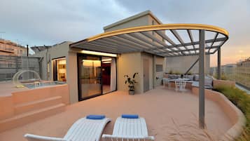 Minibar, in-room safe, desk, laptop workspace