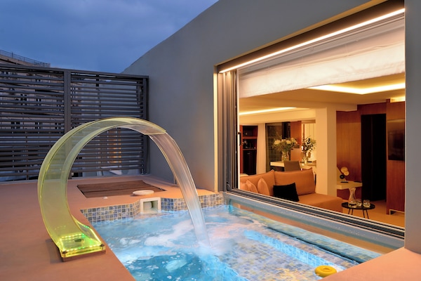 Luxury Suite | Bar mini, peti besi dalam bilik, meja, ruang kerja komputer riba