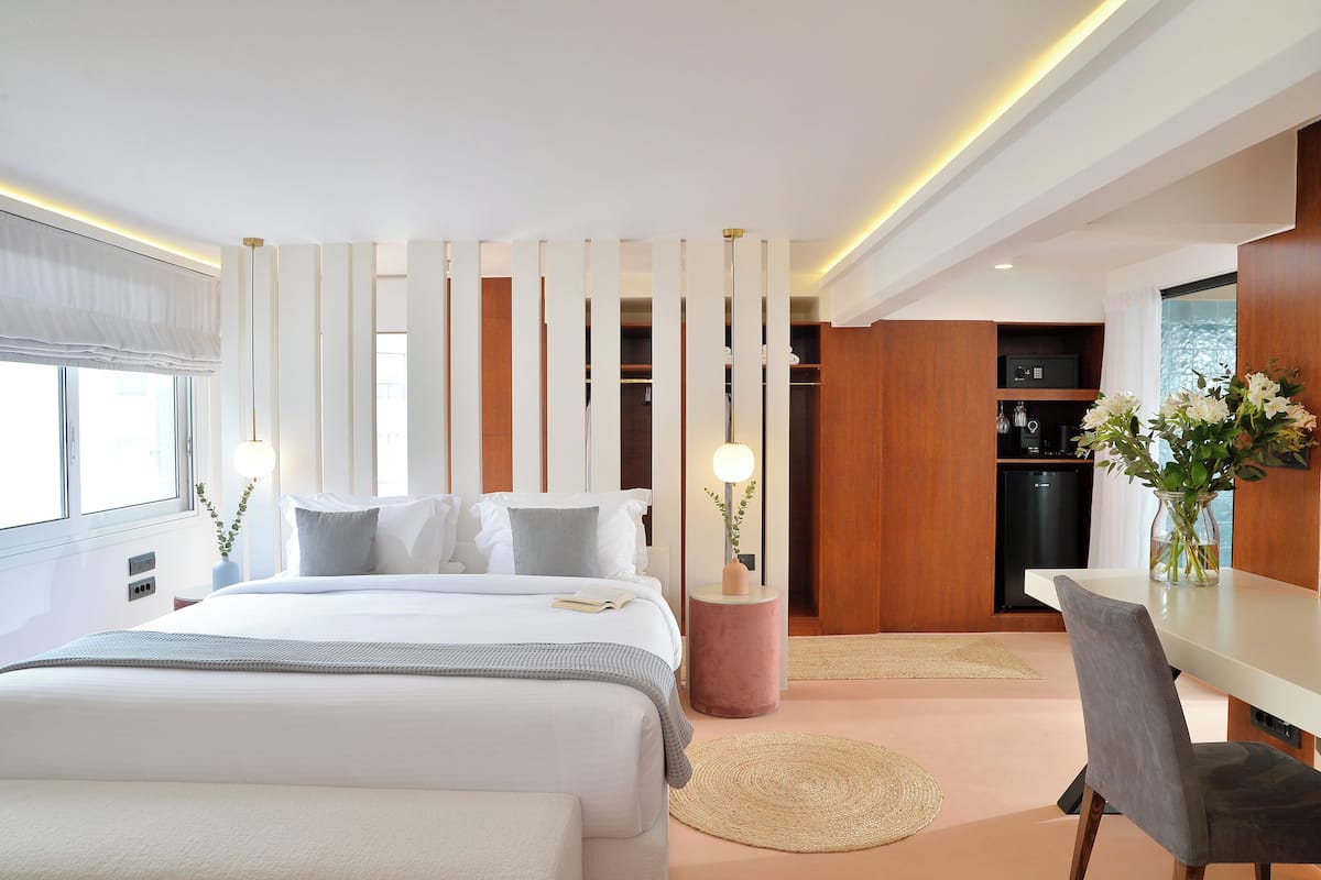 Luxury Suite | 1 bedroom, minibar, in-room safe, desk