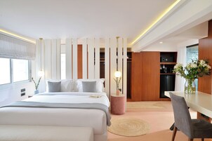 Luxury Suite | Minibar, in-room safe, desk, laptop workspace