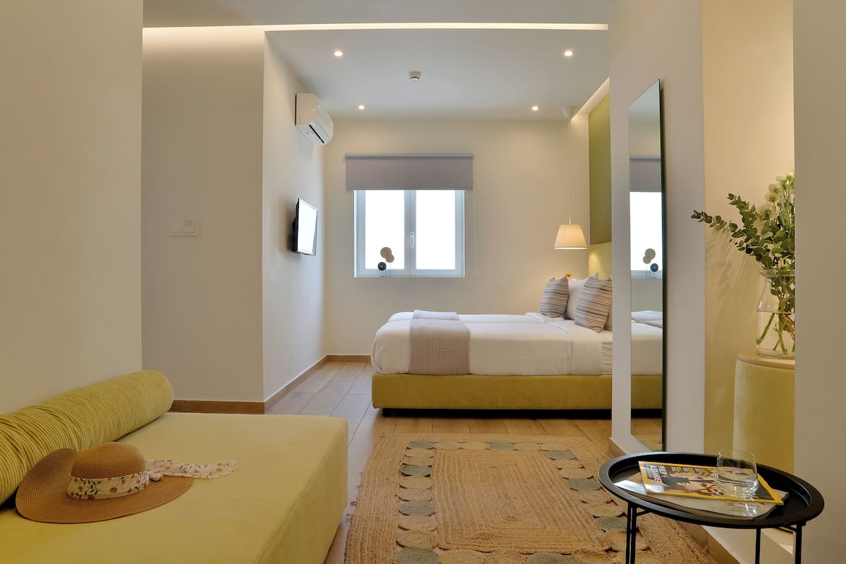 Deluxe Triple Room | 1 bedroom, minibar, in-room safe, desk