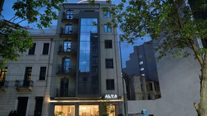 Ett hotell med flera våningar, en modern fasad, balkonger och en tydligt markerad entré.