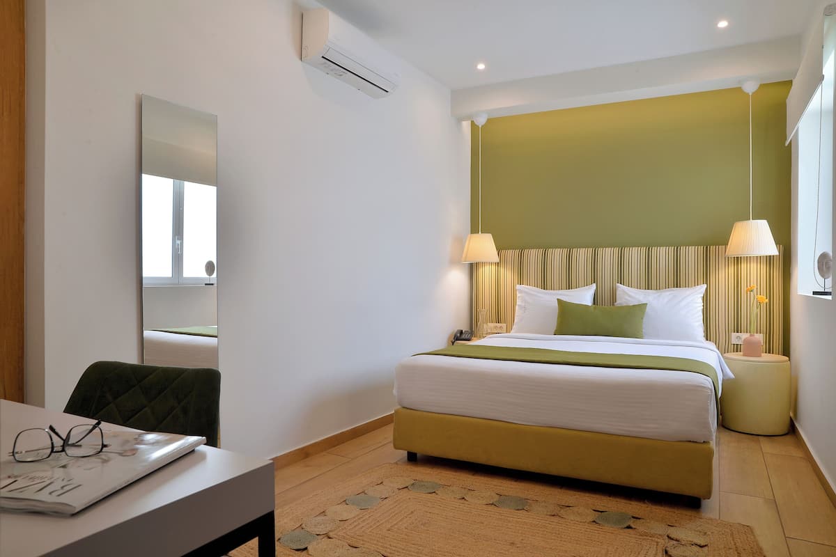 Economy Double Room | 1 bedroom, minibar, in-room safe, desk