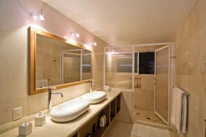 Douche, sèche-cheveux, serviettes fournies, savon