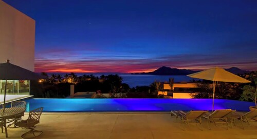 Emerald Villa. Luxury beach house in Manzanillo