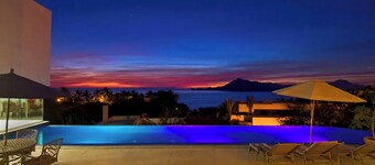 Emerald Villa. Luxury beach house in Manzanillo