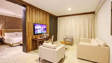 Minibar, in-room safe, laptop workspace, blackout curtains