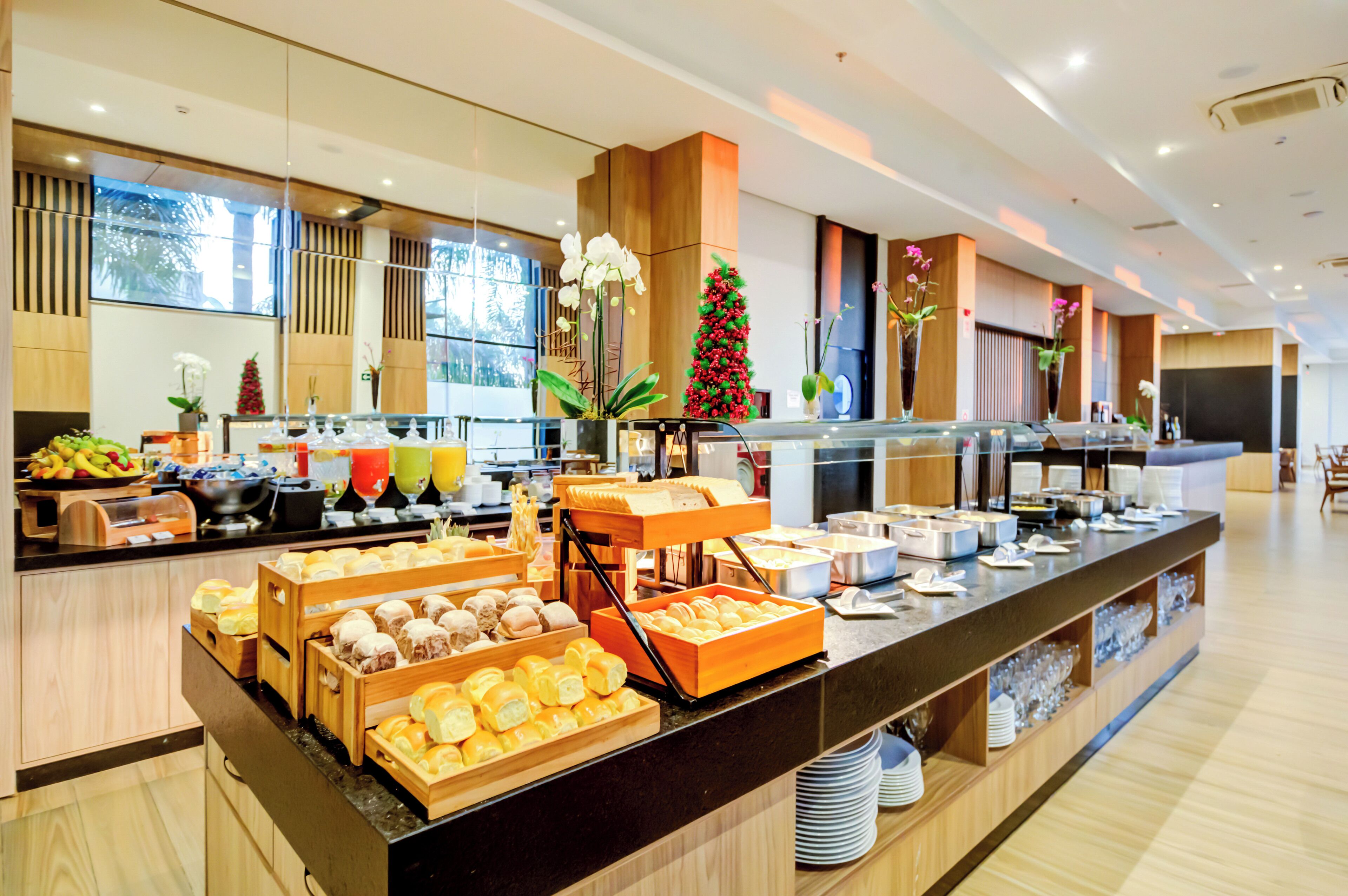 Un bufé con diversos alimentos y un árbol de Navidad.