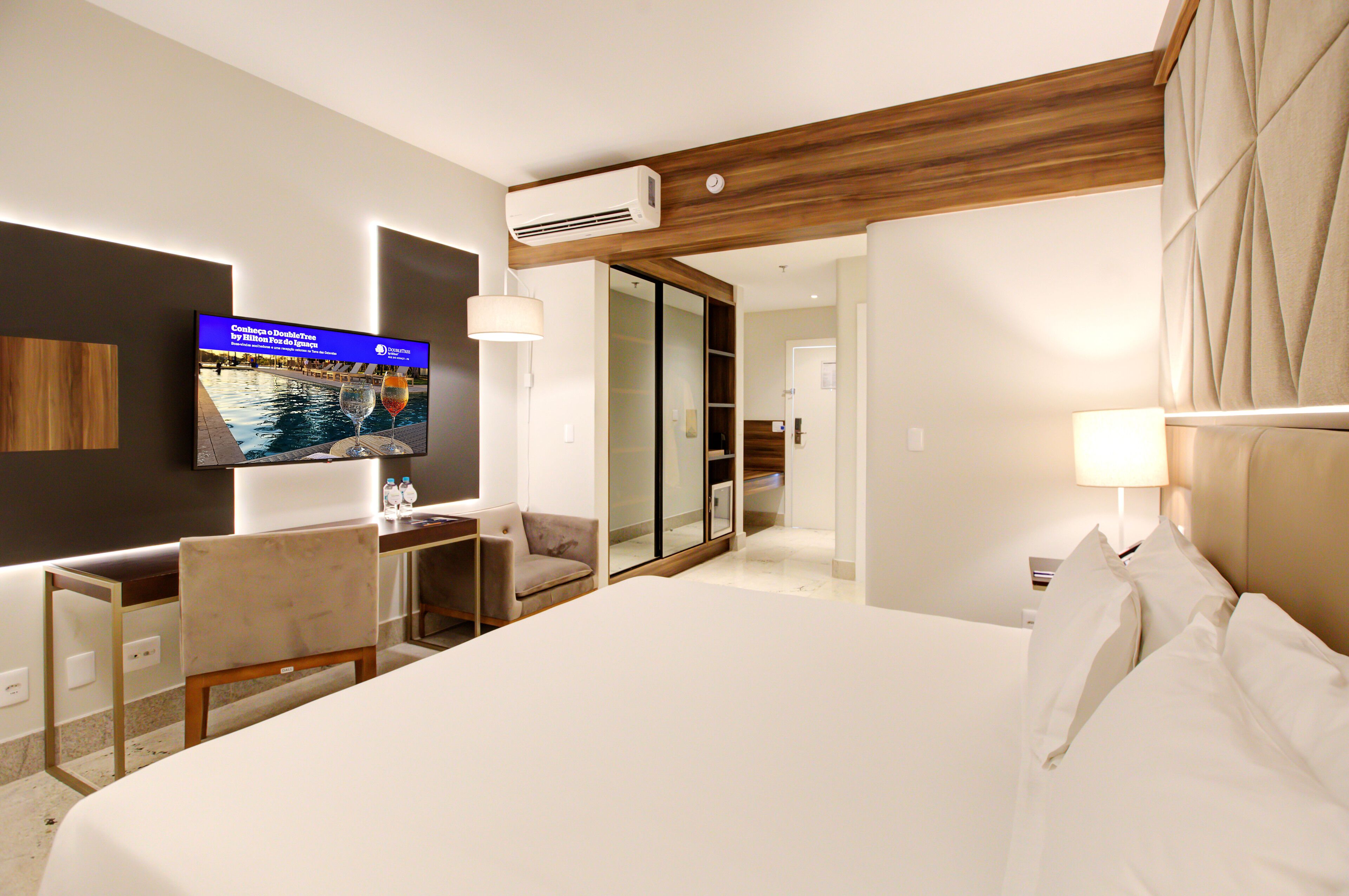 Frigobar, cofres nos quartos, espaço de trabalho para notebook