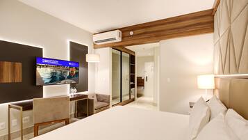 Frigobar, cofres nos quartos, espaço de trabalho para notebook