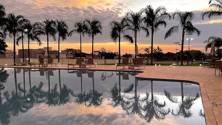 Una piscina techada, 4 piscinas al aire libre, sombrillas