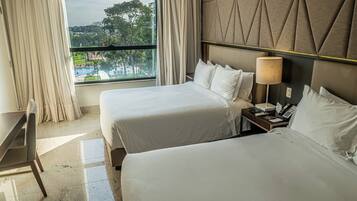 Frigobar, cofres nos quartos, espaço de trabalho para notebook