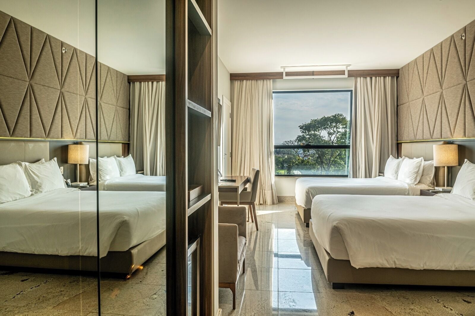 Deluxe-Doppel- oder -Zweibettzimmer, 1 Schlafzimmer, Poolblick | Minibar, Zimmersafe, laptopgeeigneter Arbeitsplatz