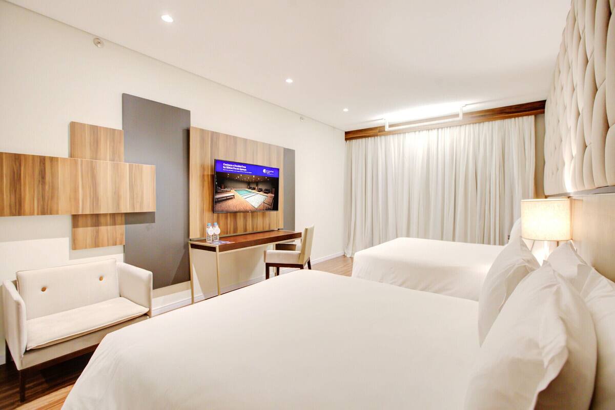 Minibar, in-room safe, laptop workspace, blackout drapes
