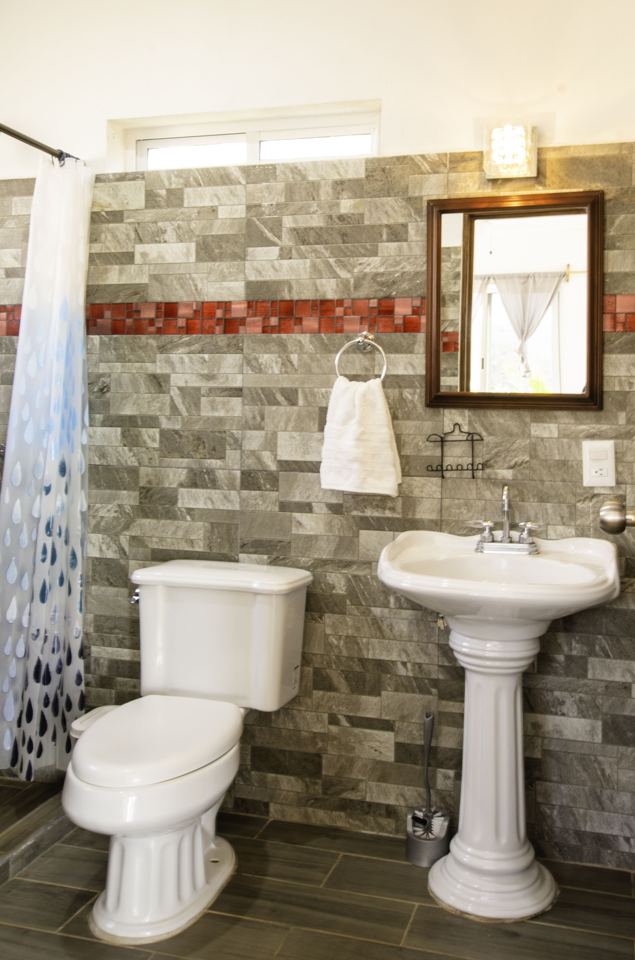 Ein Badezimmer mit Toilette, Waschbecken und Duschvorhang.